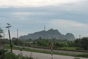 Núi Ngọc Mỹ Nhân và ống khói gây tranh cãi của nhà máy điện Ninh Bình