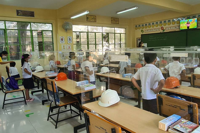 Thêm học sinh ở thủ đô Philippines được tới trường sau 2 năm học trực tuyến
