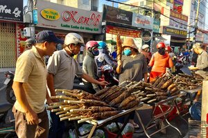 Phố cá lóc nướng tấp nập ngày vía Thần Tài