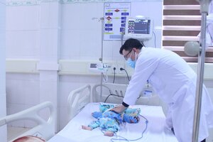 Cháu bé 5 tháng tuổi nguy kịch do ngộ độc thuốc nhỏ mũi