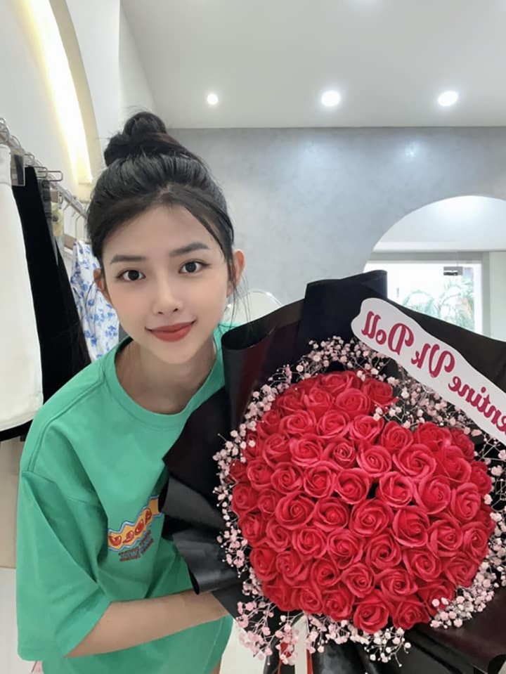 Ngày Valentine của sao: Hương Giang, vợ Đăng Khôi được tặng túi hiệu