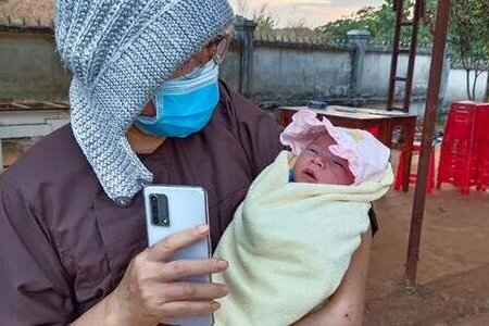 Bình Phước: Bé trai sơ sinh bị bỏ rơi trước cổng chùa Trúc Lâm 