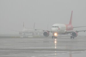 Sương mù dày đặc, hàng chục chuyến bay không thể hạ cánh