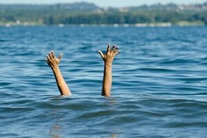 Ra bờ sông chơi, 2 chị em song sinh đuối nước thương tâm