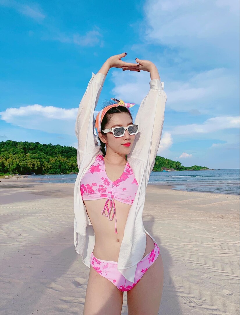 Thúy Ngân diện bikini nóng bỏng, nói gì về tin đồn sắp kết hôn?