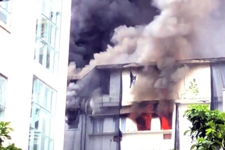 Khói lửa bao trùm một tầng của tòa nhà nằm giữa trung tâm TP HCM