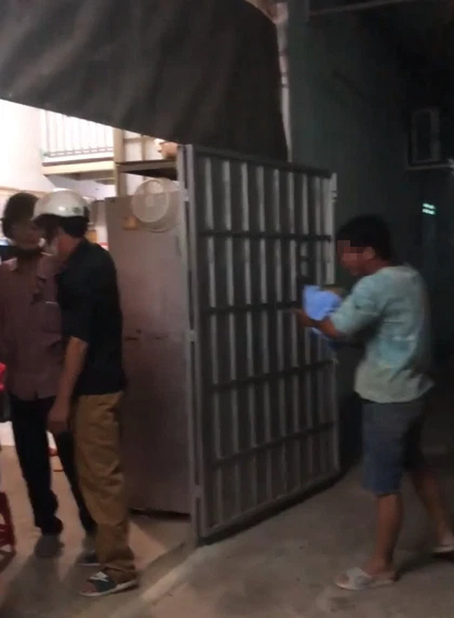 Thực hư clip cha ôm con nhỏ đã mất về phòng bị chủ trọ đuổi ra ngoài