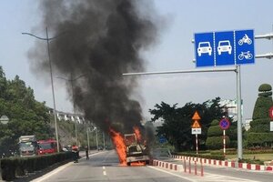 Xe máy xúc bốc cháy dữ dội, tài xế nhảy ra ngoài thoát thân