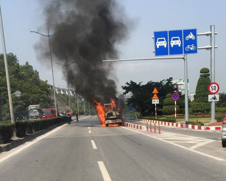 Xe máy xúc bốc cháy dữ dội trên cầu Bãi Cháy, tài xế nhảy ra ngoài thoát thân