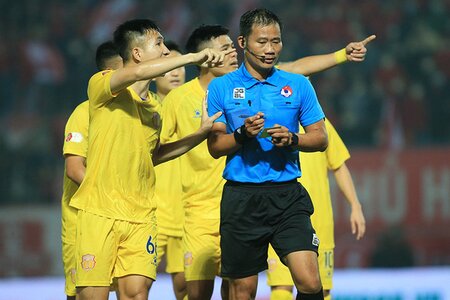 Trưởng ban trọng tài nói gì về pha ‘bẻ còi’ trên sân Lạch Tray ở vòng 2 V.League?