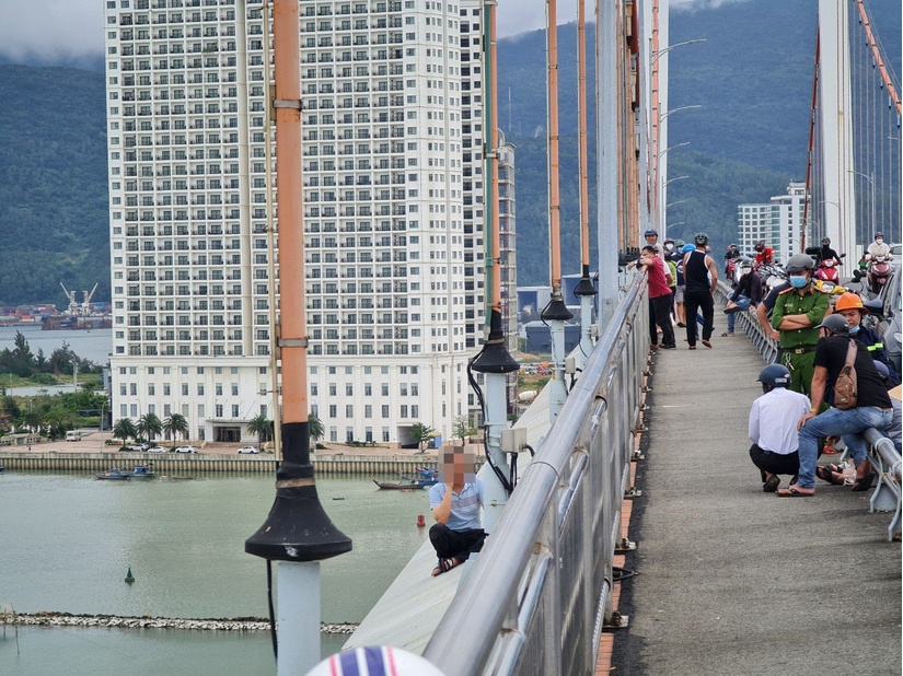 Người đàn ông nhảy sông tự tử sau 15h ngồi trên cầu Thuận Phước