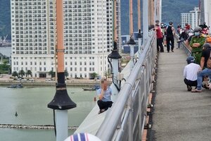 Người đàn ông nhảy sông tự tử sau 15 tiếng ngồi trên cầu Thuận Phước