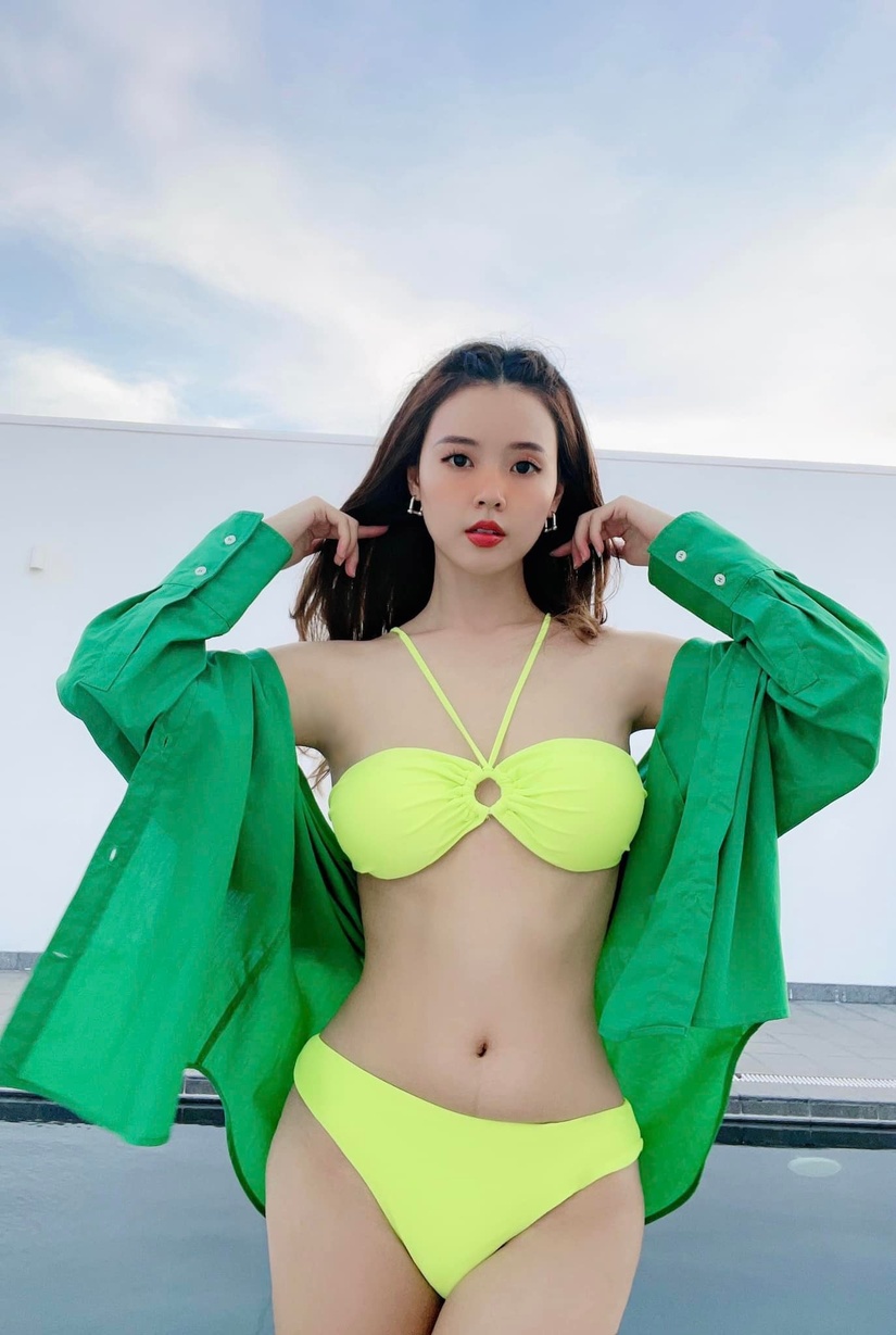 Midu mặc bikini khoe thân hình nóng bỏng