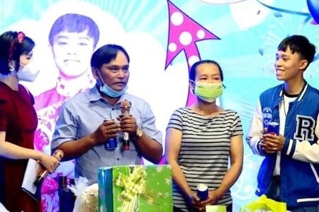 Hồ Văn Cường lộ diện trong bữa tiệc sinh nhật tuổi 19 được fan tổ chức