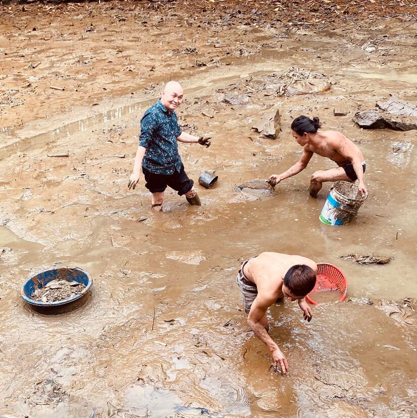 Cuộc sống an nhàn, về quê mò cua bắt cá của Xuân Hinh