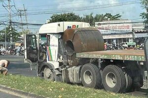 Đứt xích buộc, cuộn thép nặng cả chục tấn đè cabin xe đầu kéo