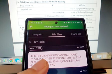 Sau phản ứng của khách hàng, ngân hàng đầu tiên hoãn tăng phí SMS Banking