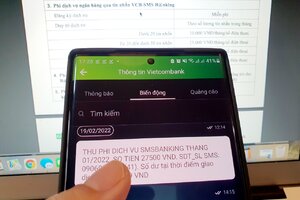 Sau phản ứng của khách hàng, ngân hàng đầu tiên hoãn tăng phí SMS Banking