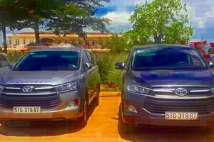 2 ô tô cùng biển số đậu cạnh nhau tại Bình Thuận