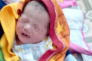 Phát hiện một bé gái sơ sinh bọc trong túi nilon bị bỏ rơi ven đường