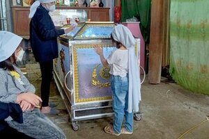 Phát hiện người phụ nữ tử vong, trên tay cầm điện thoại đang sạc