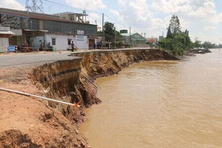 Chơi gần điểm sạt lở, bé trai 5 tuổi rơi xuống nước tử vong