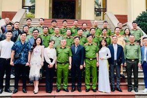 Dàn diễn viên 'Phố trong làng' nhận bằng khen của Bộ Công an