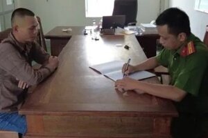 Đang nghe điện thoại trước cửa nhà, thanh niên bị trúng đạn vào đầu