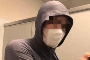 Kẻ biến thái lẻn vào nhà vệ sinh nữ trong trường đại học quay lén