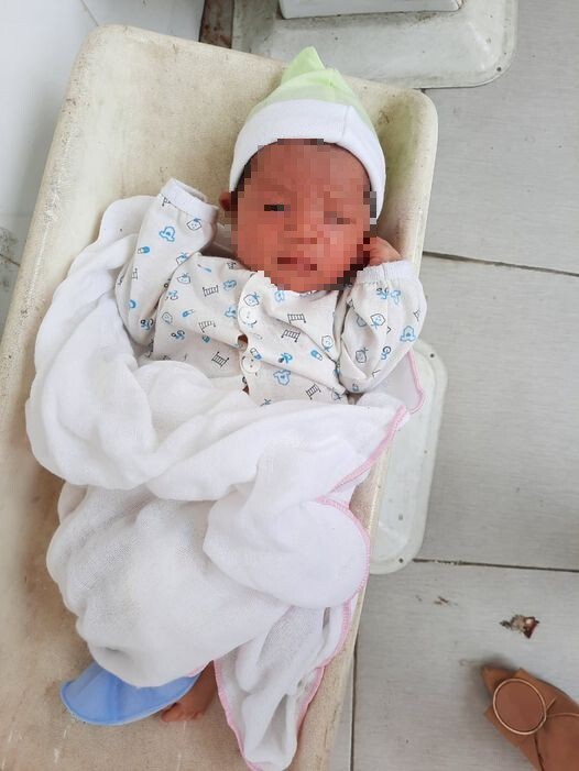 Phát hiện bé gái sơ sinh bị bỏ rơi ven đường ở Bình Dương