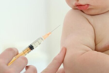 Bé gái gần 8 tháng tuổi bị tiêm nhầm vaccine Covid-19 Pfizer