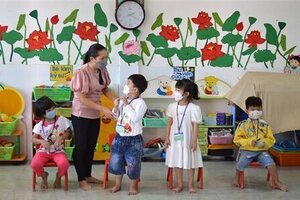 Hà Nội lấy ý kiến phụ huynh cho trẻ mầm non đi học lại