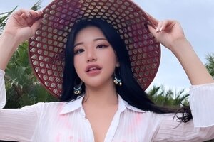 Nữ du khách mặc phản cảm ở Hội An xin lỗi và xóa ảnh khỏi Facebook