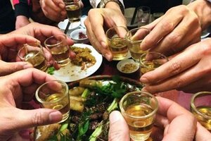 Pha nhầm cồn sát khuẩn vào rượu thuốc uống, 2 người tử vong