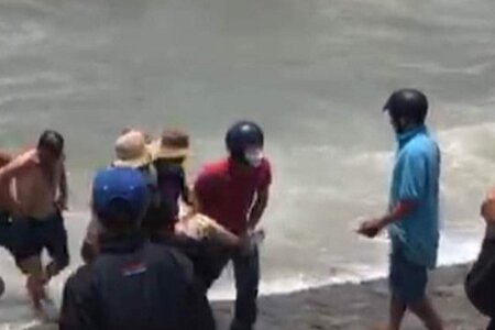 Ra biển chụp ảnh, 4 người bị sóng đánh trôi, một người tử vong
