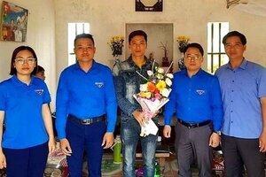 Tặng Bằng khen cho thanh niên dũng cảm lao xuống sông cứu người đuối nước