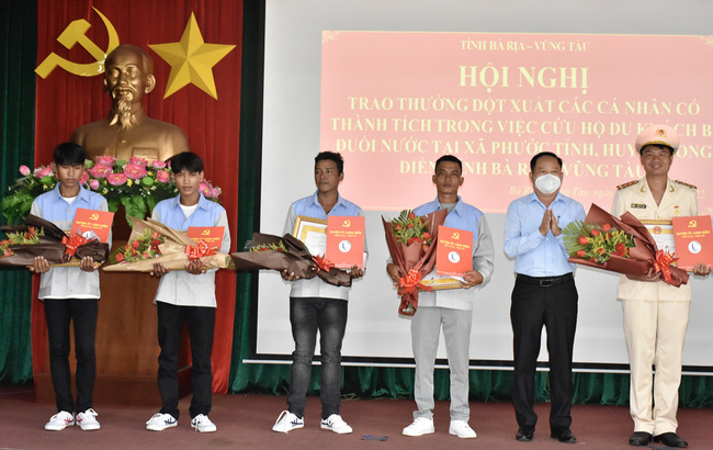 Khen thưởng 6 cá nhân dũng cảm cứu nhóm du khách đuối nước ở Bà Rịa - Vũng Tàu