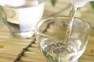Bé trai 2 tuổi bị hôn mê vì uống nhầm rượu