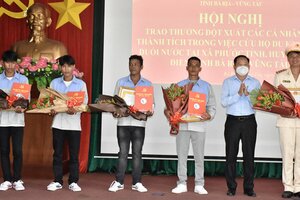 Khen thưởng 6 cá nhân dũng cảm cứu nhóm du khách đuối nước ở Bà Rịa - Vũng Tàu