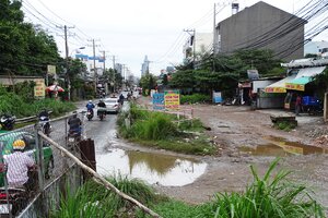Người dân khốn khổ vì đường Lương Định Của xuống cấp