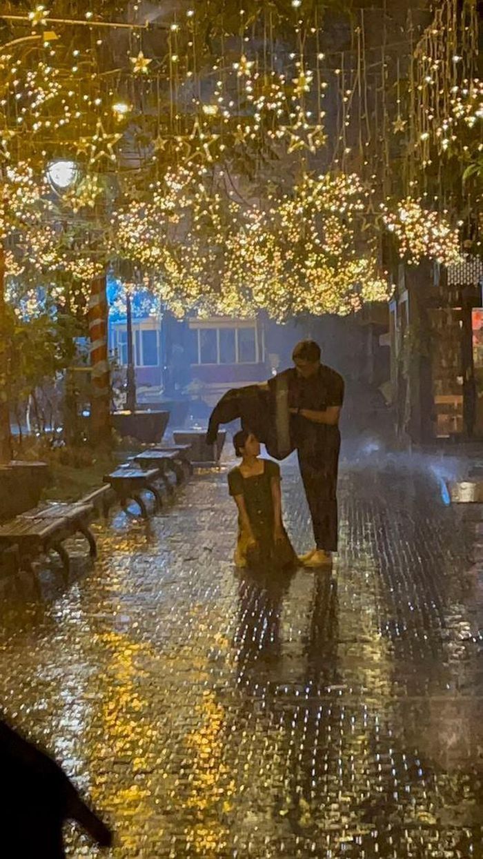 Nữ chính 'Thương ngày nắng về' phải dầm mưa 4 tiếng để quay phim