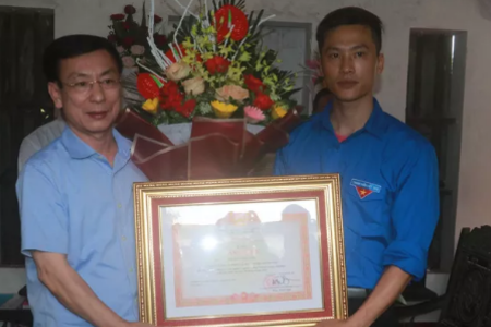 Trao tặng bằng khen của Thủ tướng cho thanh niên lao từ cầu cao 30m cứu nữ sinh