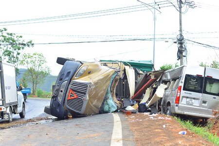 Xe đầu kéo va chạm xe khách trên đèo ở Đà Lạt, 7 người bị thương