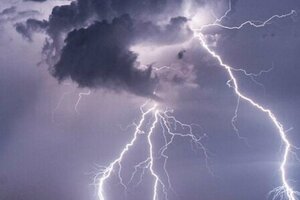 Đang cẩu trụ điện, một nhân viên công ty vận tải bị sét đánh tử vong