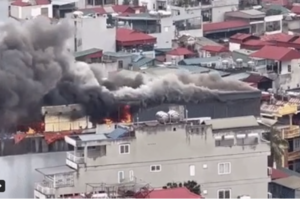 Ngôi nhà 8 tầng ở Hà Nội cháy ngùn ngụt, nhiều người hoảng sợ tháo chạy