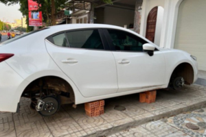 Ô tô đậu trước cửa nhà bị kẻ gian kê gạch, tháo trộm 4 bánh