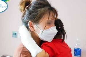 Rút sạc điện thoại để chơi, bé gái 2 tuổi bị điện giật ngừng tim