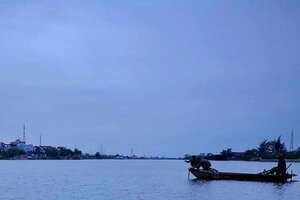 Thanh niên ôm ba lô có kỷ vật của người yêu nhảy cầu Lạc Quần tự tử