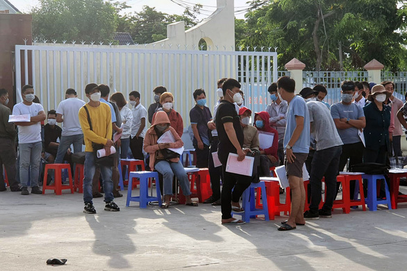 Hàng trăm người chen lấn, xô đẩy nhau té ngã khi đi làm sổ đỏ