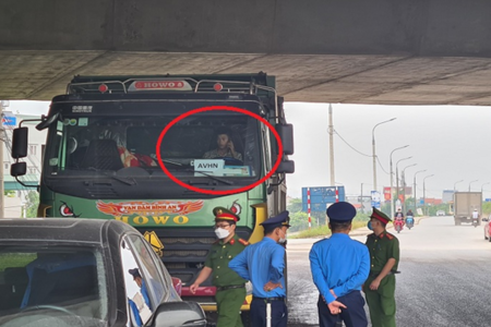 Thanh tra cùng Cảnh sát môi trường 'đột kích' xe quá tải, người 'lạ' kéo đến xin bỏ qua